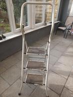Escabeau à 3 marches très stable mais déjà beaucoup utilisé,, Bricolage & Construction, Échelles & Escaliers, Enlèvement