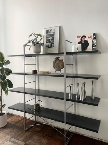 Iconisch boekenrek van IKEA - door Niels Gammelgaard beschikbaar voor biedingen