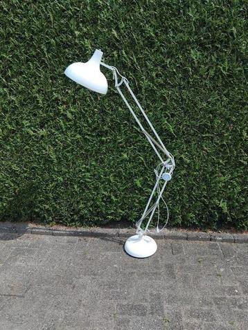 Zeer praktische witte vloerlamp beschikbaar voor biedingen