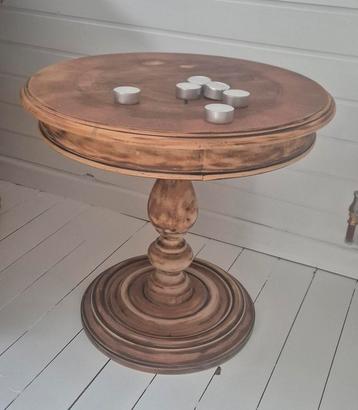 Ronde bijzettafel van gepatineerd hout — vintage stijl beschikbaar voor biedingen