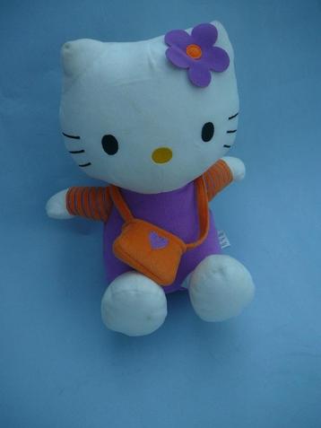 Hello Kitty en tenue violette 30 cm de haut et 20cm large