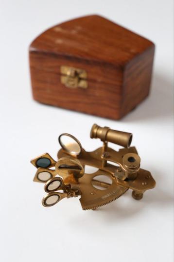 Vintage sextant in messing met bijhorende opbergdoos beschikbaar voor biedingen