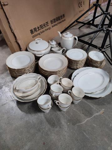 69-delig servies Cmielow beschikbaar voor biedingen