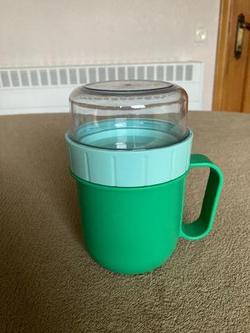 1 yoghurtbeker met mueslihouder zonder lepel (nieuw) beschikbaar voor biedingen