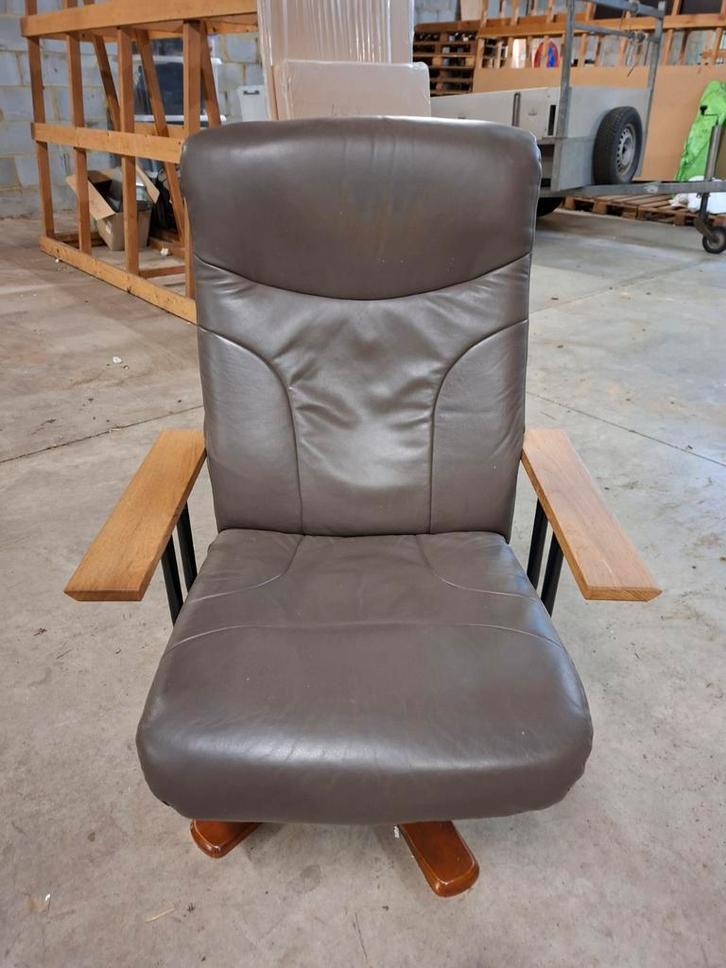 Draaibare fauteuil van leer, Huis en Inrichting, Fauteuils, Leer, Ophalen