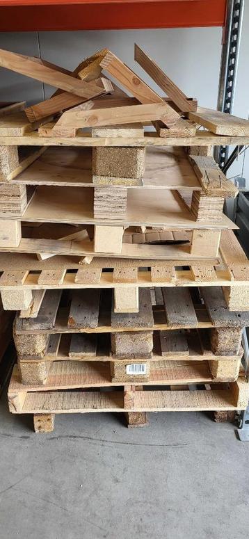 Gratis palleten van verschillende formaten beschikbaar voor biedingen
