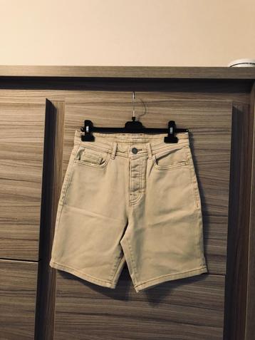 Mooie, beige damesshort DENIM, maat 38 (W30)