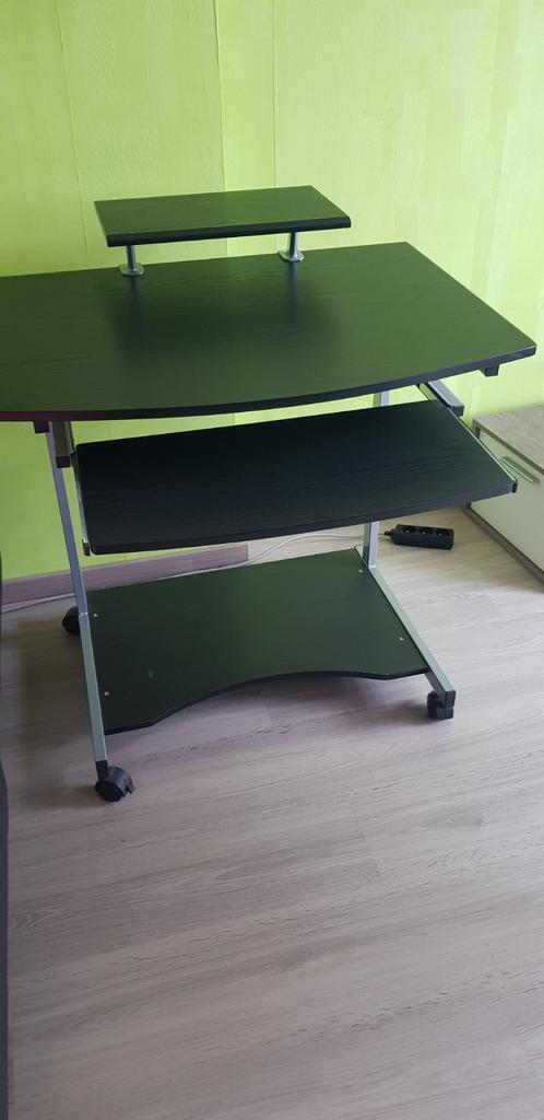 Petit  bureau plus chaise, Maison & Meubles, Armoires | Meubles ordinateur, Enlèvement