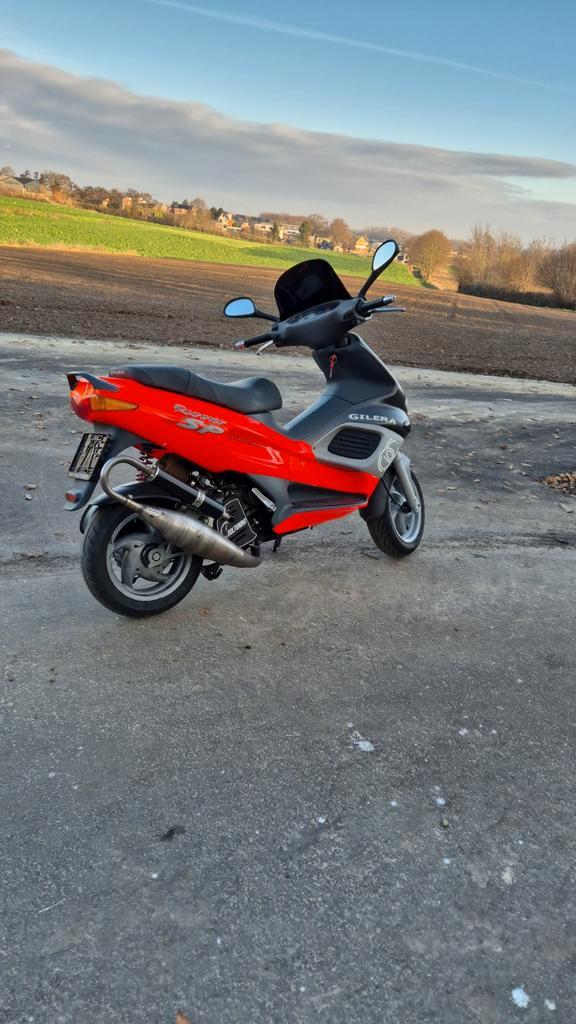 Gilera runner 125cc fluo rosso, Fietsen en Brommers, Scooters | Aprilia, Ophalen