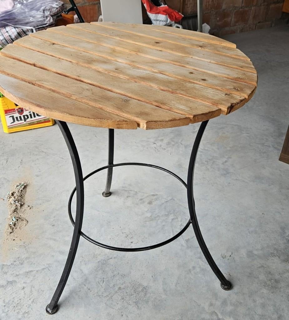 Stevige tafel met zwart onderstel, Ophalen