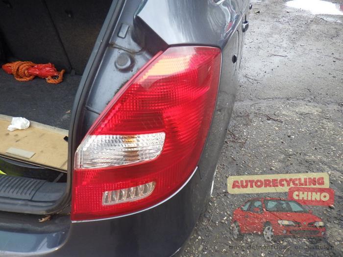 Feu arrière droit d'un Skoda Fabia, Autos : Pièces & Accessoires, Éclairage, Skoda, Utilisé, 3 mois de garantie, Enlèvement ou Envoi