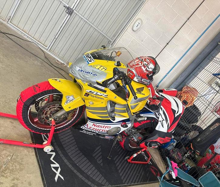 Honda cbr 600fs (f4i)  - 2001 ( circuit met papieren ), Motos, Motos | Honda, Particulier, Sport, plus de 35 kW, 4 cylindres, Permis Moto A