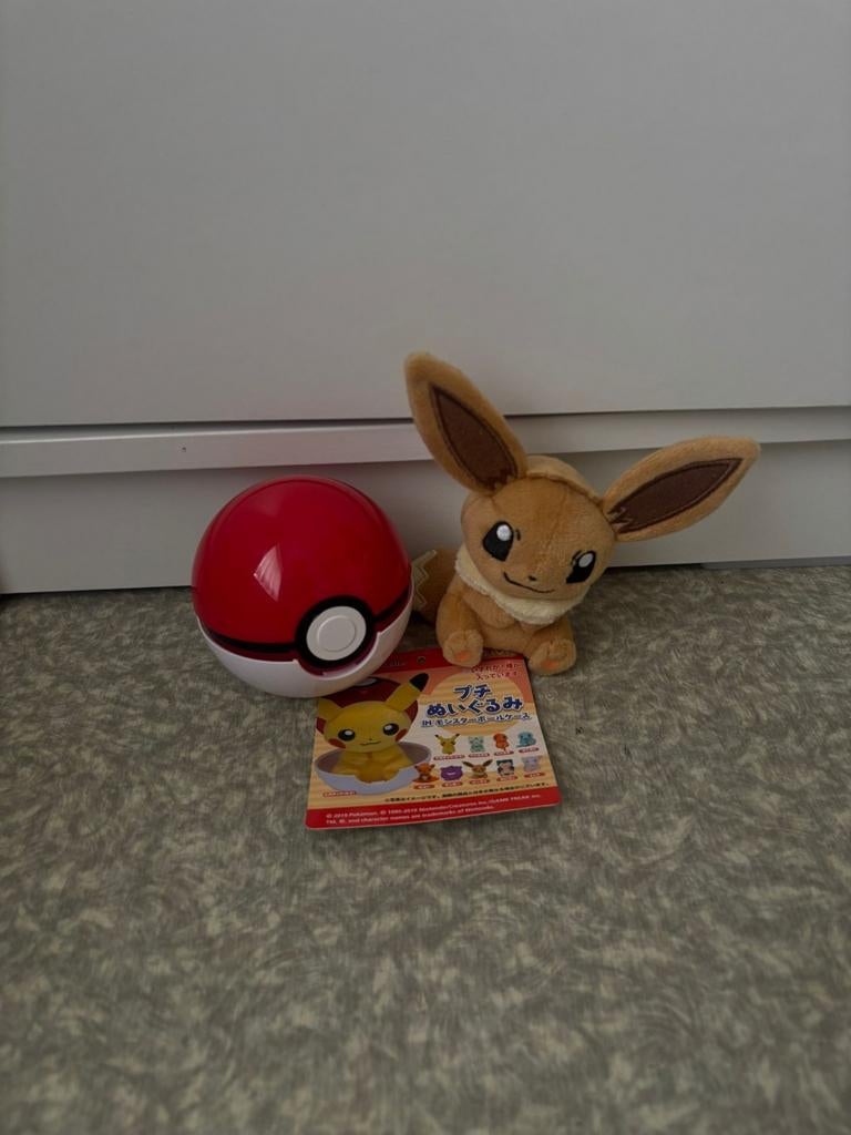 Pokémon Eevee knuffel + Poké Ball case, Verzamelen, Ophalen of Verzenden