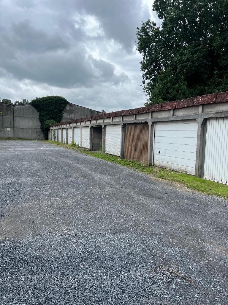 Te huur afgesloten garagebox centrum Waregem, Immo, Garages en Parkeerplaatsen, Provincie West-Vlaanderen