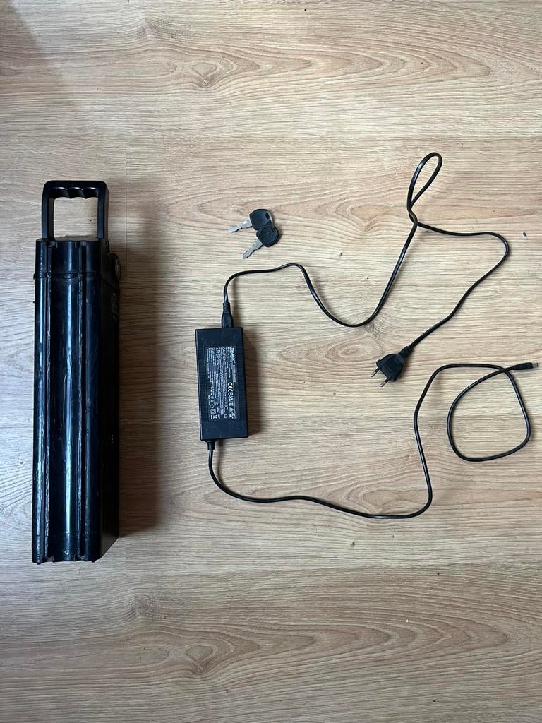 E-bike accu 36V 12Ah (432Wh) + oplader + sleutels, Ophalen, Zo goed als nieuw