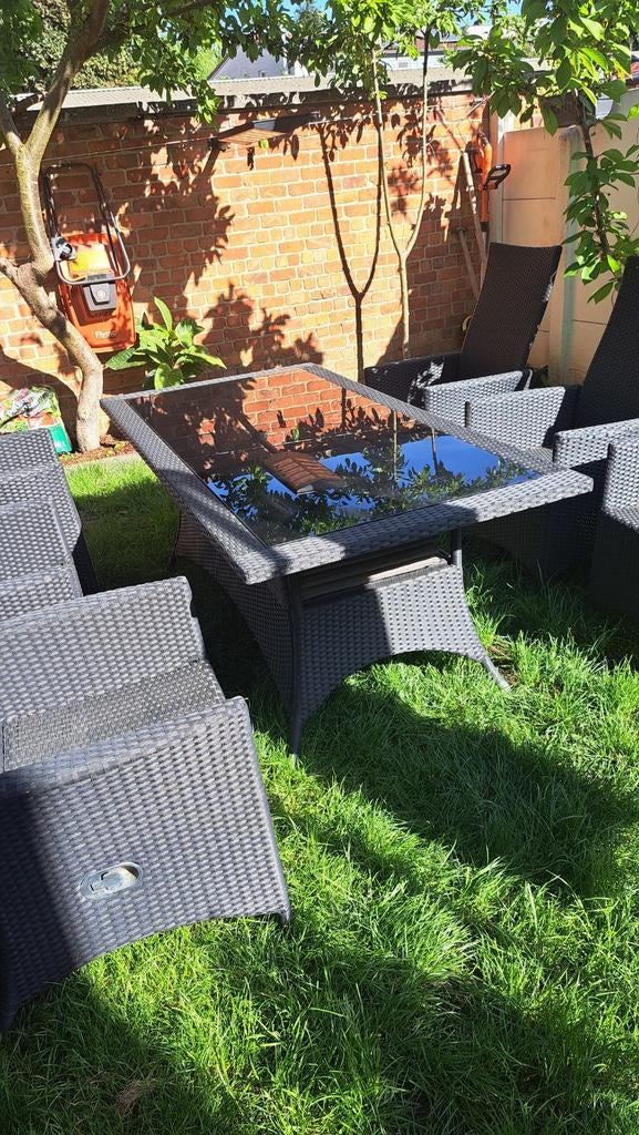 Tuintafel voor 8 personen + 6 stoelen + 2 voetenbankjes, Gebruikt