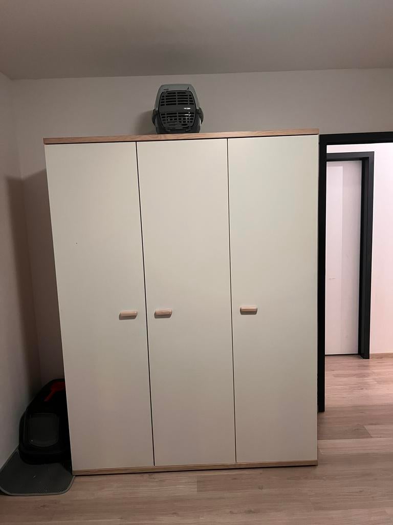 Gratis Kledingkast - Gereserveerd, Ophalen, Gebruikt
