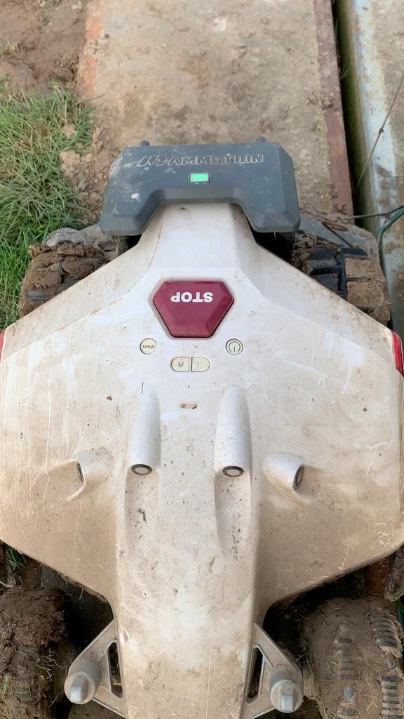 Luba 1 3000 in prima staat MET basislaadstation, Jardin & Terrasse, Tondeuses robotisées, Utilisé, Avec capteur de pluie, Contrôlable via l'application