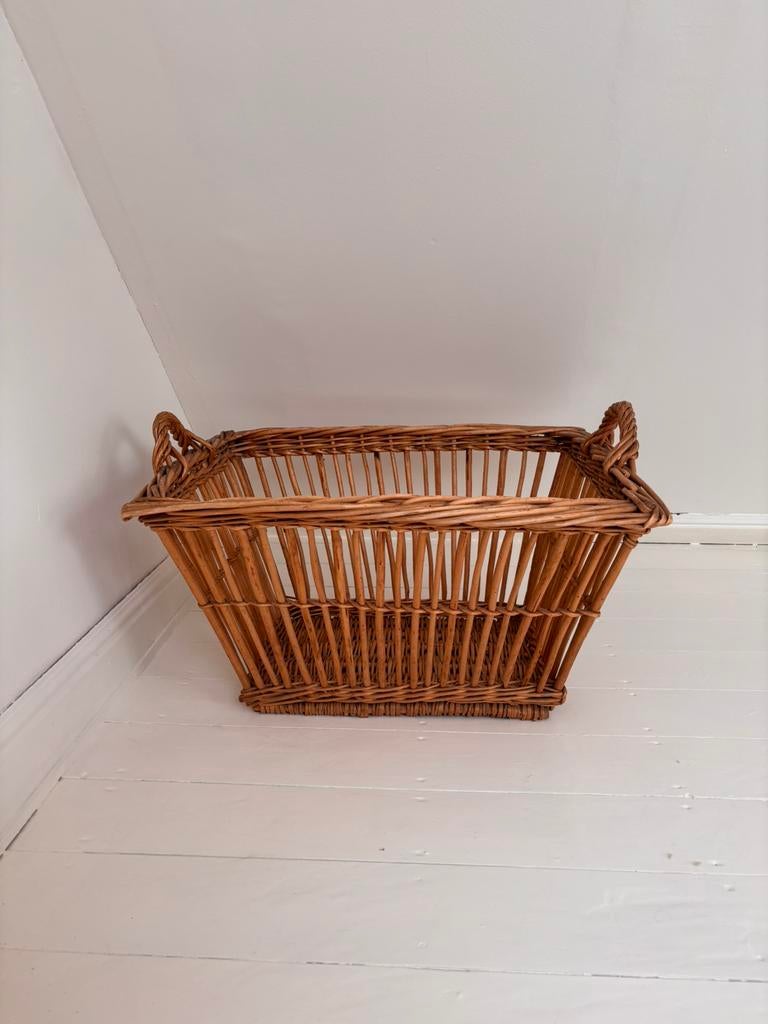 Hrote rieten wasmand, Ophalen, Zo goed als nieuw, Riet