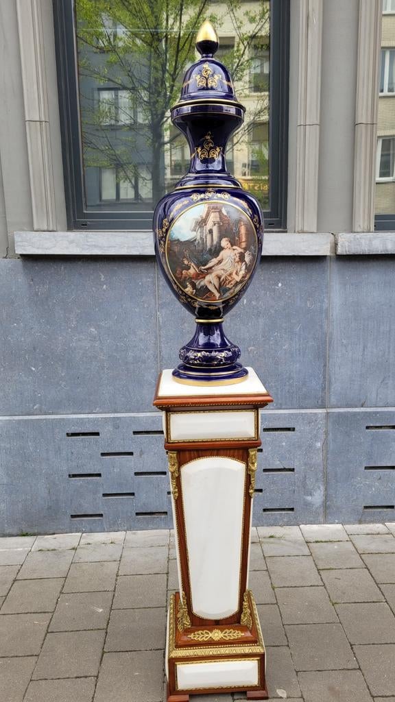 Een kobaltblauwe porseleinen vaas met deksel., Enlèvement