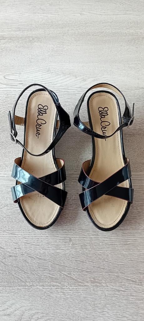 Sandales noires vernies pointure 37, Enlèvement ou Envoi, Comme neuf, Noir, Ella Cruz