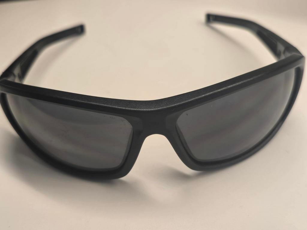 Leuke zwarte zonnebril van het merk Quechuo,voor maar 5 euro, Ophalen of Verzenden, Zo goed als nieuw, Zwart, Zonnebril