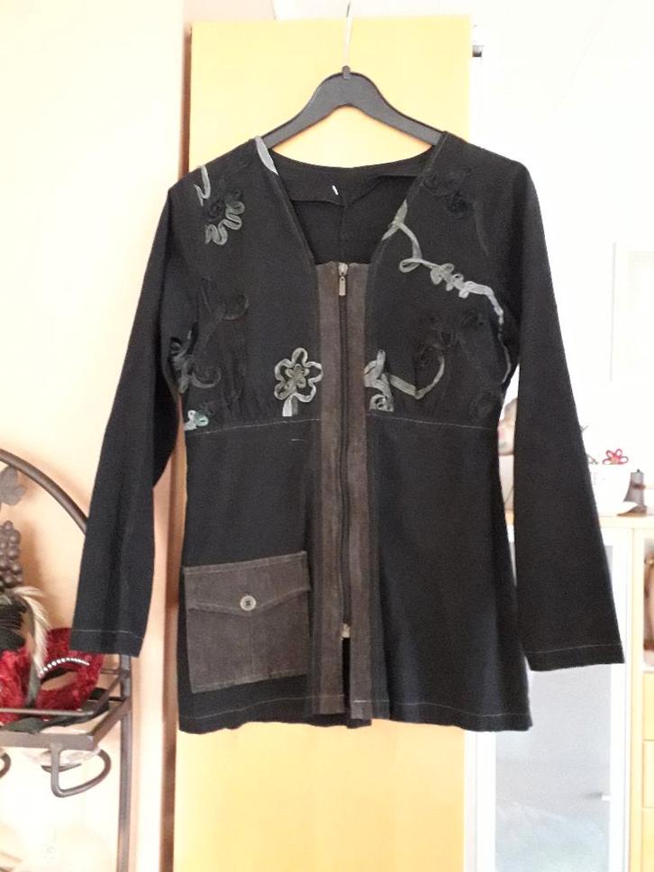 veste brodée noire à tirette (ton sur ton ) T38/40, Vêtements | Femmes, Vestes | Été, Porté, Taille 38/40 (M), Noir, Enlèvement