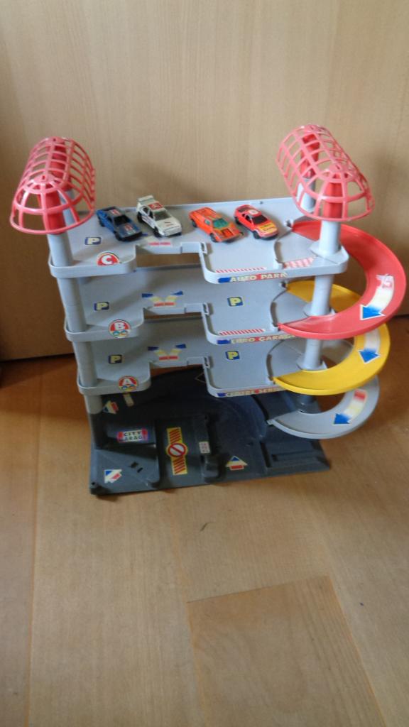 Garage met auto’s, Ophalen, Zo goed als nieuw