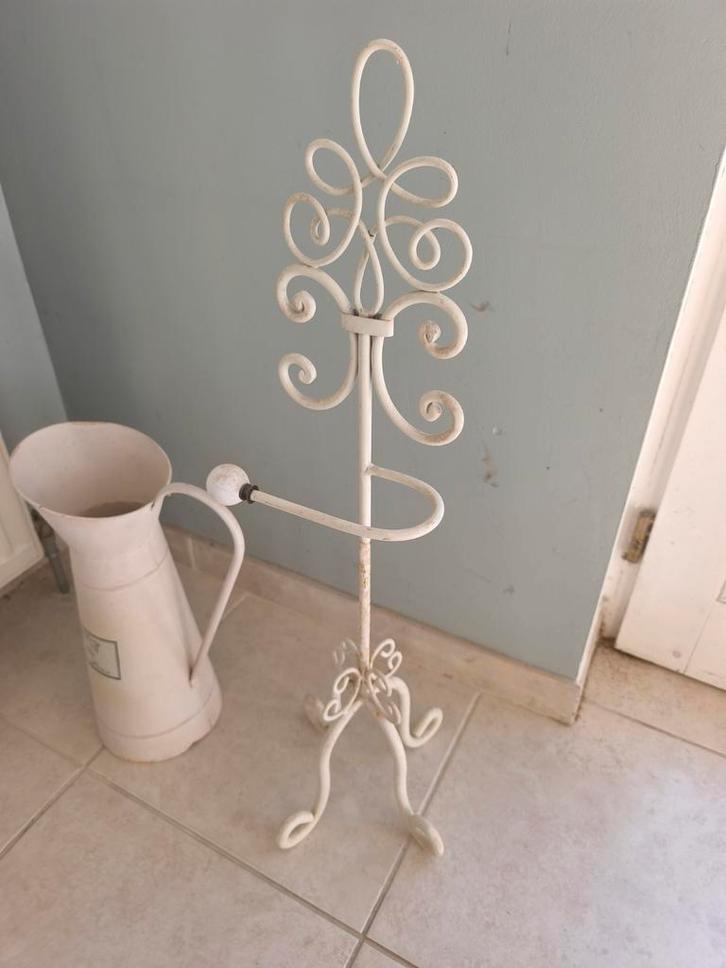 Porte papier toilette sur pied métal chic + broc déco bain, Maison & Meubles, Salle de bain | Linge de bain & Accessoires, Blanc
