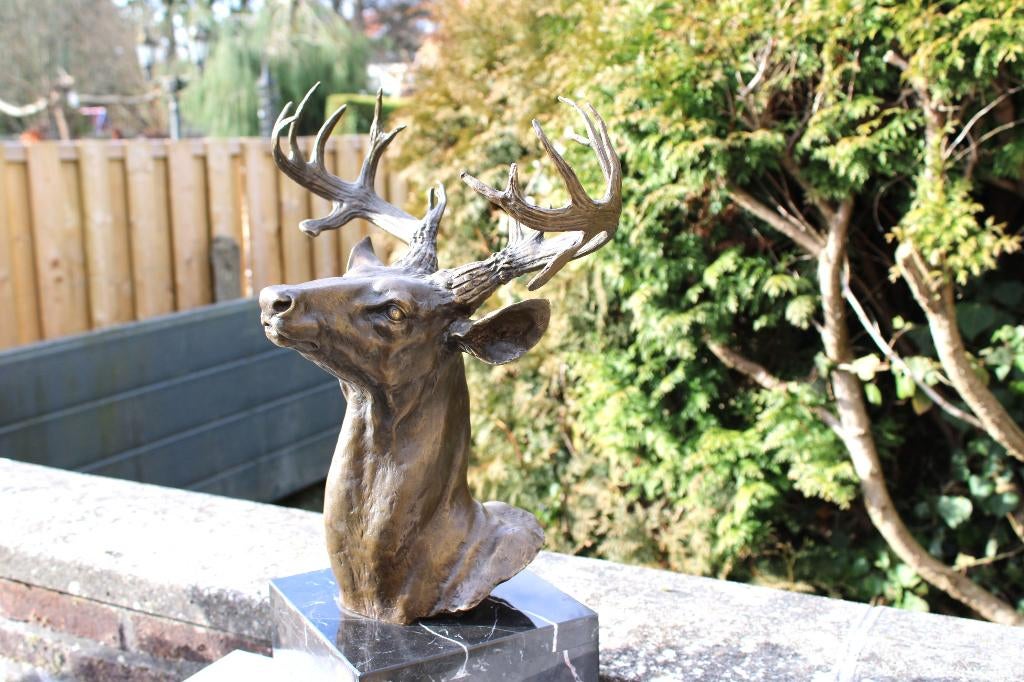 buste d un cerf en bronze sur socle signé , MILO ..., Antiquités & Art, Enlèvement ou Envoi, Bronze
