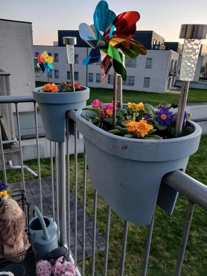 Ronde bloempotten om over een balustrade te hangen. 6 stuks., Tuin en Terras, Bloembakken en Plantenbakken, Zo goed als nieuw