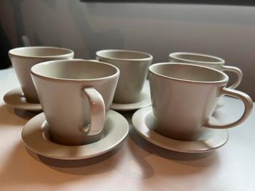 5 beige kopjes met ondertasje beschikbaar voor biedingen