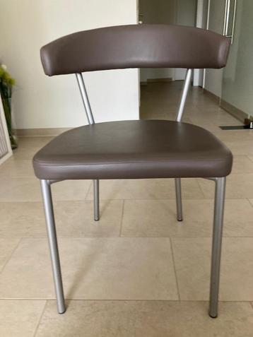 6 stoelen beschikbaar voor biedingen