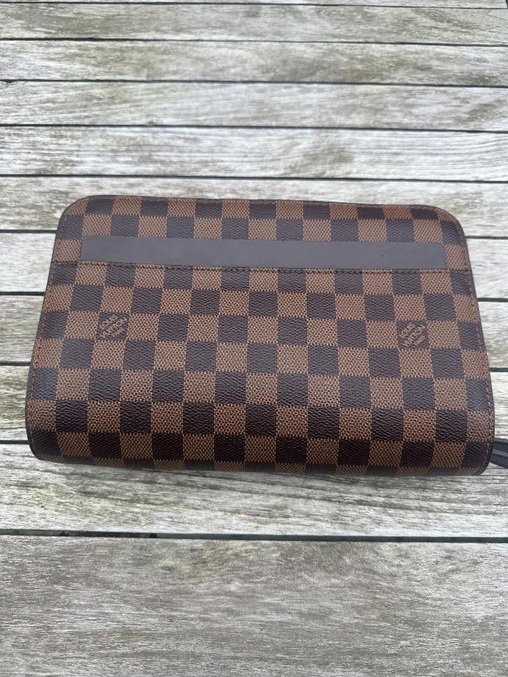 louis vuitton saint louis clutch, Handtassen en Accessoires, Tassen | Damestassen, Zo goed als nieuw, Overige typen, Bruin, Ophalen