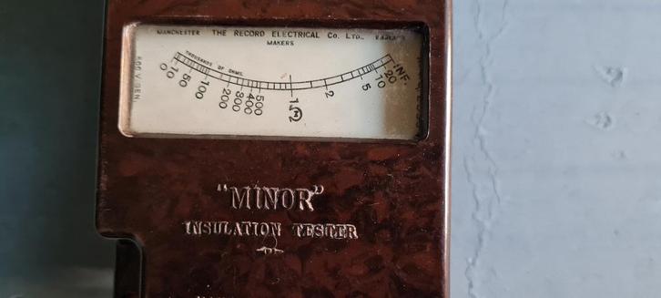 Bakeliet Minor Insulation tester in zadelleder etui UK, Antiek en Kunst, Antiek | Gereedschap en Instrumenten, Ophalen of Verzenden