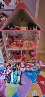 Houten barbie huis op wielen met alle toebehoren!, Enlèvement, Utilisé, Barbie