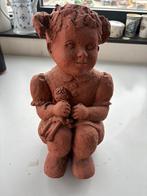 (G)Handgemaakt terracotta beeldje – zittend meisje met pop, Envoi, Comme neuf