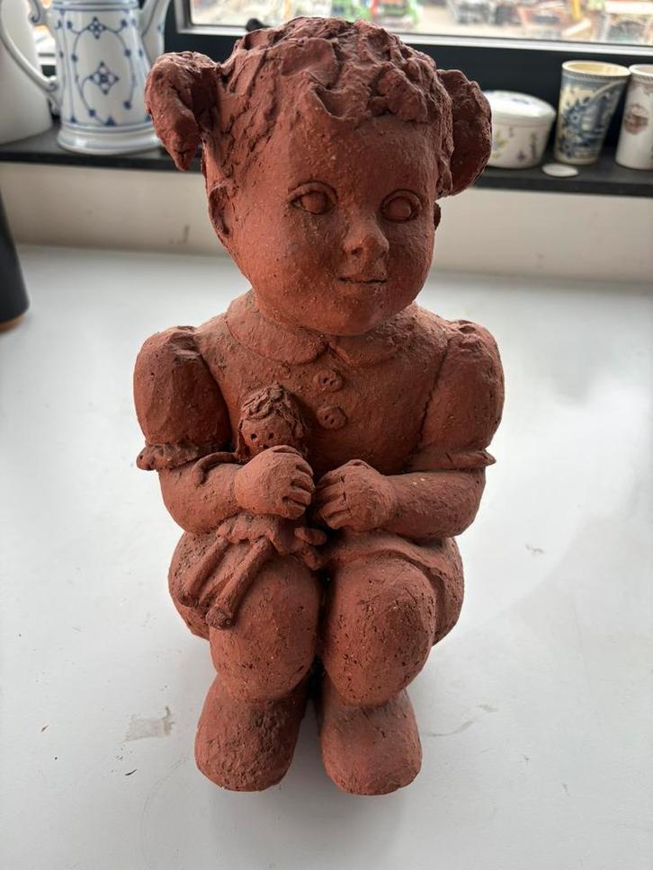 (G)Handgemaakt terracotta beeldje – zittend meisje met pop, Verzamelen, Beelden en Beeldjes, Zo goed als nieuw, Verzenden