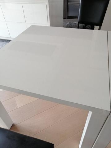 tafel beschikbaar voor biedingen
