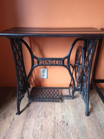 Antiek naaitafeltje Singer  beschikbaar voor biedingen