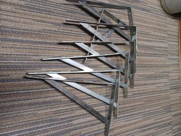 14 grote nieuwe metalen beugels  beschikbaar voor biedingen