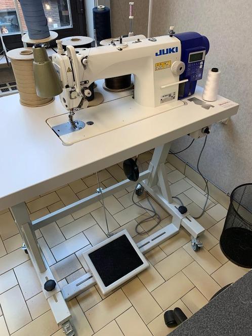 Professionele naaimachine + naaitafel + alle naaigaren, Hobby en Vrije tijd, Naaimachines en Toebehoren, Zo goed als nieuw, Naaimachine