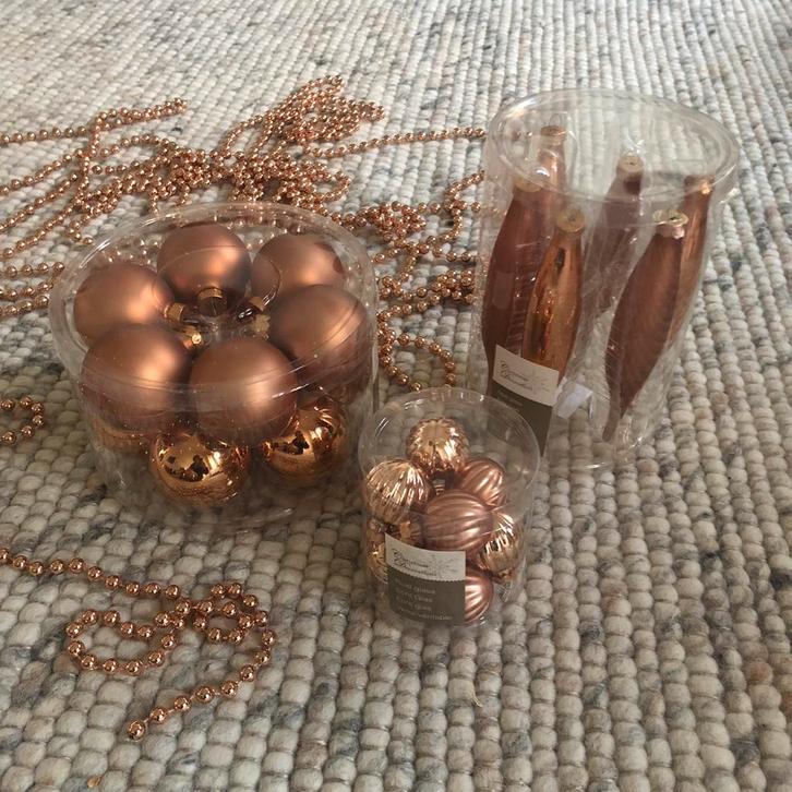 Set koperen glazen ballen en 2 parelsnoeren van 10m, Diversen, Kerst, Zo goed als nieuw, Ophalen