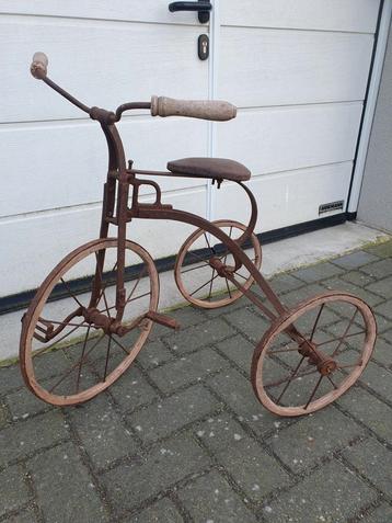 Antieke kinderfiets driewieler perfect beschikbaar voor biedingen