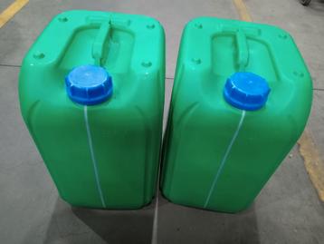 2 propere jerrycans-bidons van 28L.Tel:0475 96 19 33 beschikbaar voor biedingen