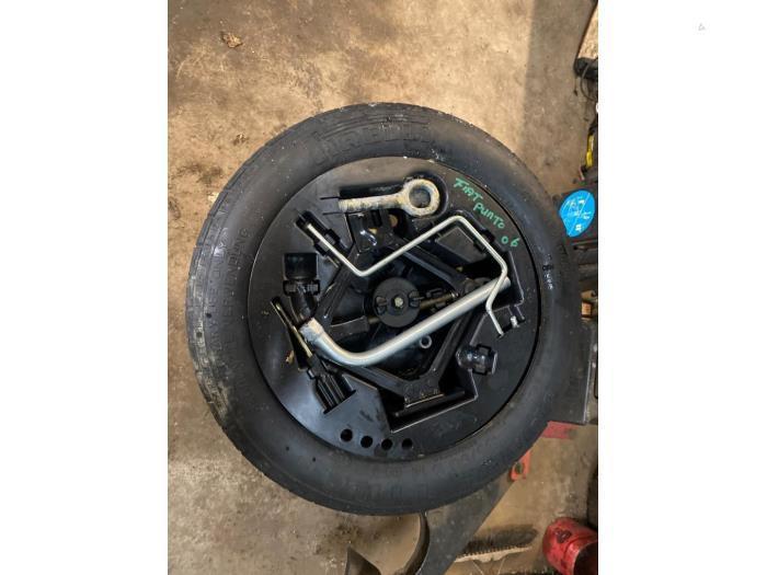 Krikset + reservewiel van een Fiat Punto, Auto-onderdelen, Overige Auto-onderdelen, Fiat, Gebruikt, 3 maanden garantie, Ophalen of Verzenden