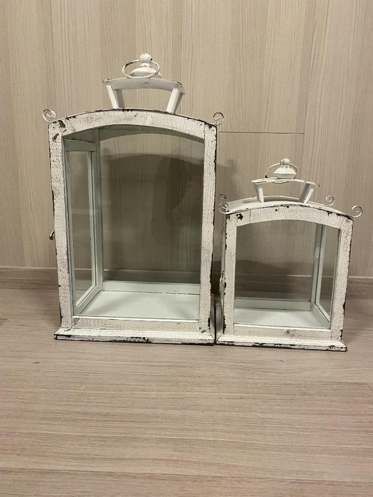 2 witte lantaarns, Huis en Inrichting, Woonaccessoires | Kandelaars en Kaarsen, Gebruikt, Kandelaar, 50 tot 75 cm, Metaal, Wit