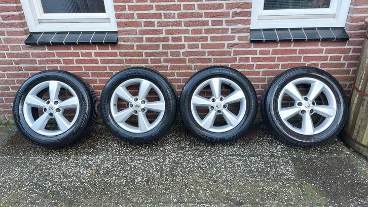 Paire de roues Nissan de 17 pouces avec de bons pneus, Autos : Pièces & Accessoires, Pneus & Jantes, Pneus et Jantes, Pneus été