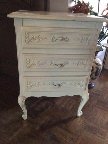 Witte antieke commode met drie lades beschikbaar voor biedingen