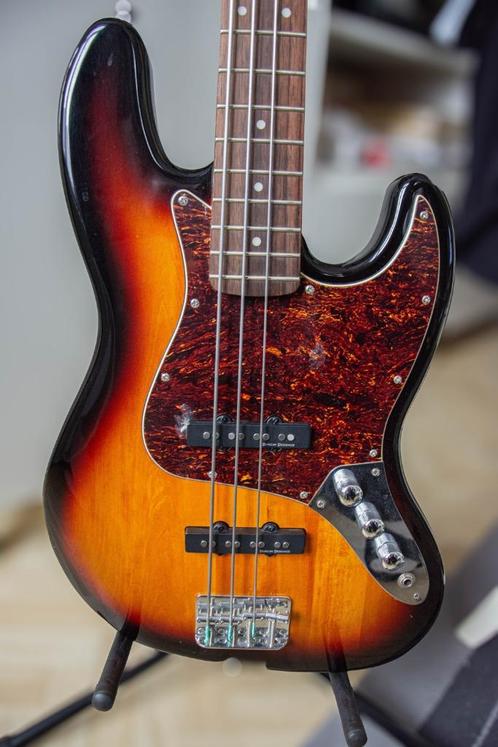 Basse Squier Jazz Bass 4 cordes, Muziek en Instrumenten, Snaarinstrumenten | Gitaren | Bas, Zo goed als nieuw, Elektrisch, Ophalen